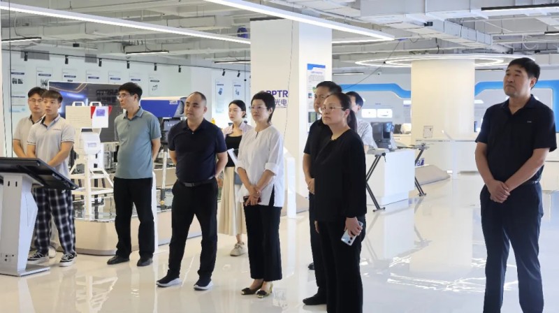郑州市人大常委会委员、人大经济委副主任杨爱玲一行莅临雷神光电技术研究院调研指导
