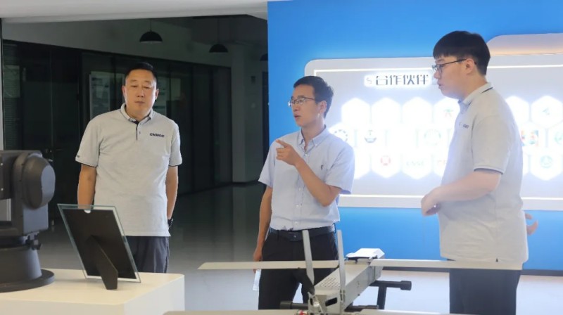 西安理工大学王明军教授一行莅临雷神光电技术研究院考察交流参观