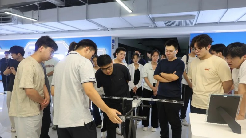 郑州轻工业大学机电工程学院测控技术与仪器专业师生一行赴雷神光电技术研究院参观交流