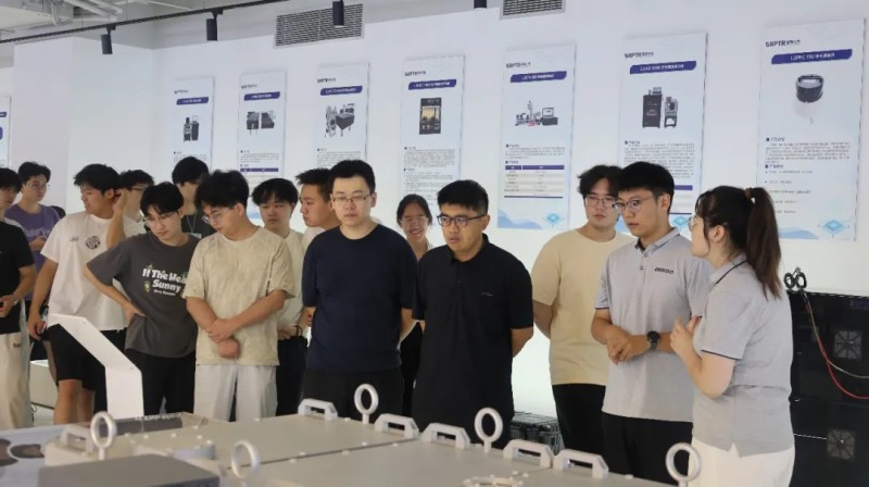 郑州轻工业大学机电工程学院测控技术与仪器专业师生一行赴雷神光电技术研究院参观交流-产品讲解
